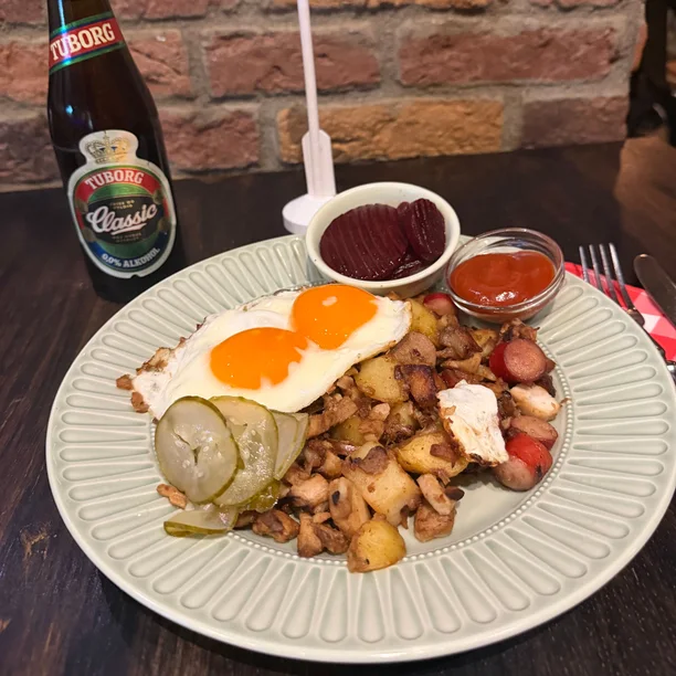 Biksemad med stekt ägg, rödbetor och inlagd gurka
