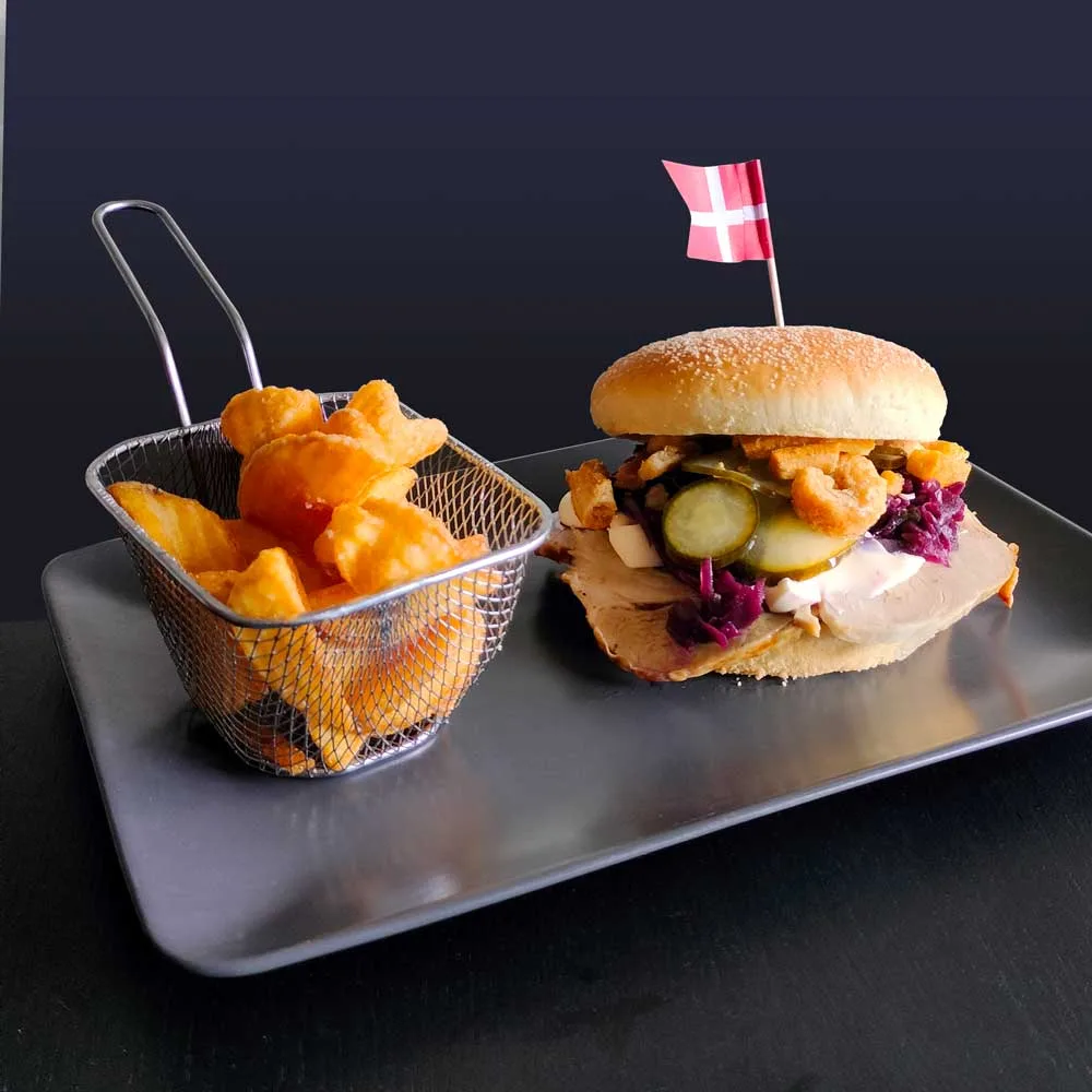 Burgare med crispers serverad på bricka