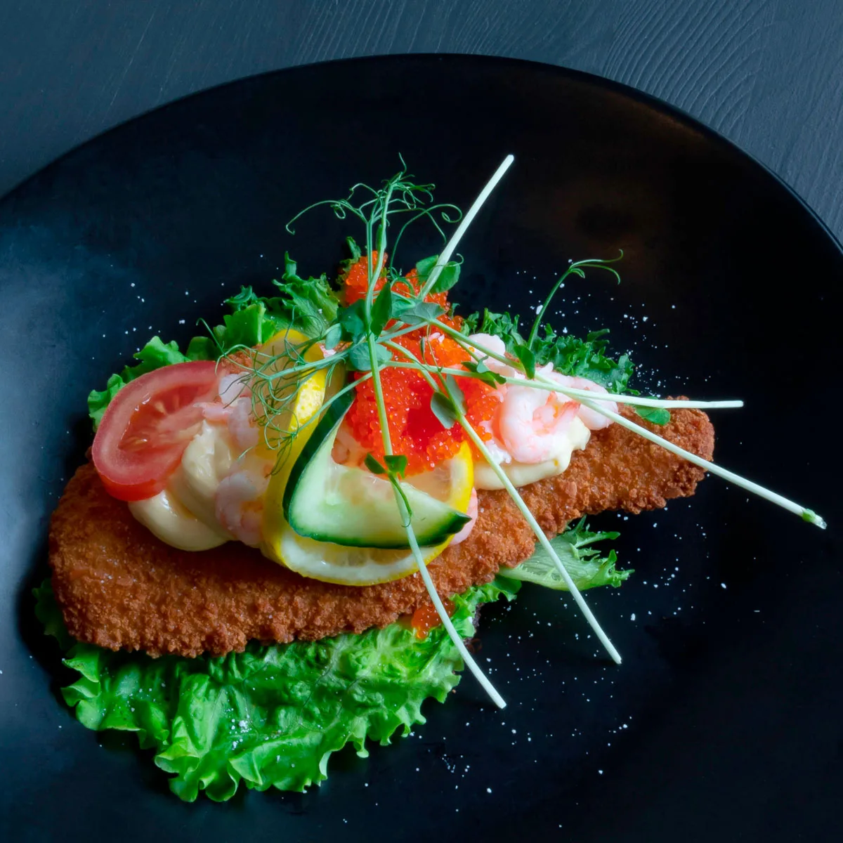 Dubbelpanerad spätta med remouladsås, redo att packas