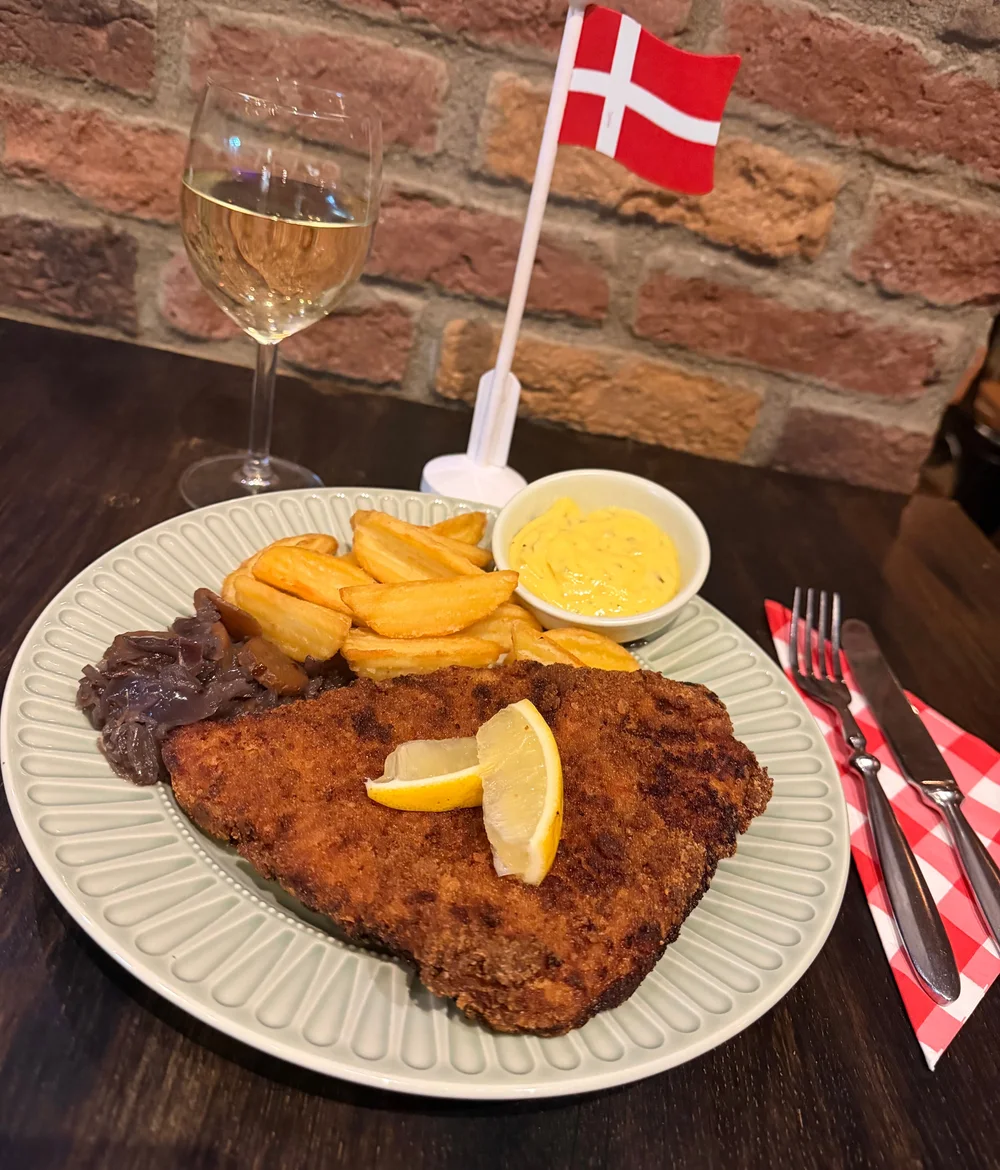 Panerad schnitzel med citron och stekt potatis
